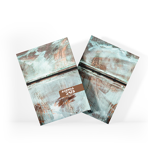 Agenda 2026 tamanho 15x21cm com capa dura em papel empastada com cartão e debrú laminação Prolan, lombada quadrada e miolo pronto